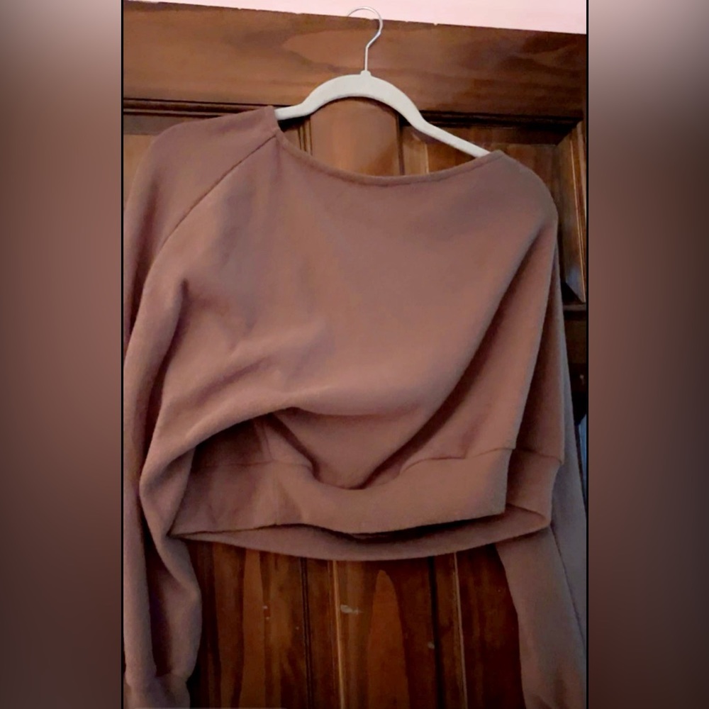 Super cute off the shoulder sweatshirt perfect for pairing with anything!!💝